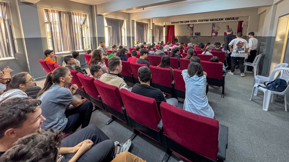 Okulumuzda 9. Sınıf Öğrencilerimizin Katılımıyla Anlamlı Bir Şiir Dinletisi Gerçekleştirildi